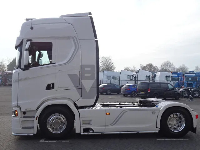 Scania 590S V8 NGS Highline 4x2 - New - Retarder - Leather - Alloy wheels Led - Navi - NEW! - Tractor unit: picture 4 Scania 590S V8 NGS Highline 4x2 - New - Retarder - Leather - Alloy wheels Led - Navi - NEW! - Tractor unit: picture 4