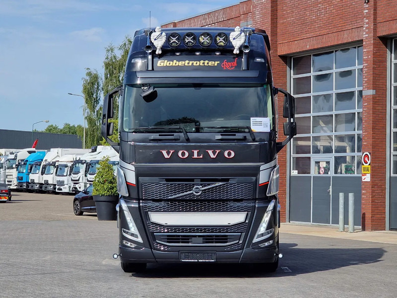 Volvo FH 13.540 Globetrotterl XL 6x4 - Royal - Retarder - Full air - 3.40 WB - Low KM - Tractor unit: picture 2 Volvo FH 13.540 Globetrotterl XL 6x4 - Royal - Retarder - Full air - 3.40 WB - Low KM - Tractor unit: picture 2