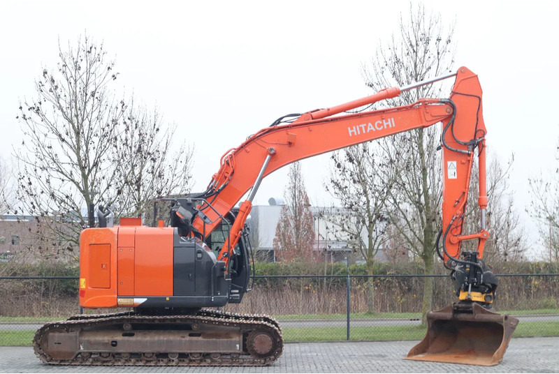 Hitachi ZX225 USRLC-6 | ROTOTILT | BUCKET | GOOD CONDITION - Crawler excavator: picture 4 Hitachi ZX225 USRLC-6 | ROTOTILT | BUCKET | GOOD CONDITION - Crawler excavator: picture 4