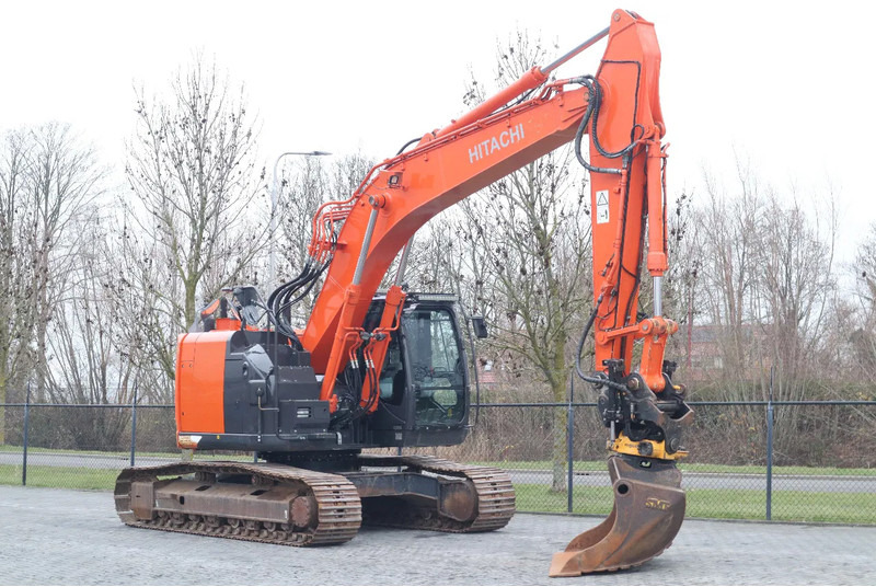 Hitachi ZX225 USRLC-6 | ROTOTILT | BUCKET | GOOD CONDITION - Crawler excavator: picture 5 Hitachi ZX225 USRLC-6 | ROTOTILT | BUCKET | GOOD CONDITION - Crawler excavator: picture 5