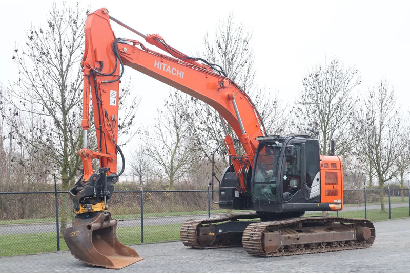 Hitachi ZX225 USRLC-6 | ROTOTILT | BUCKET | GOOD CONDITION - Crawler excavator: picture 2 Hitachi ZX225 USRLC-6 | ROTOTILT | BUCKET | GOOD CONDITION - Crawler excavator: picture 2