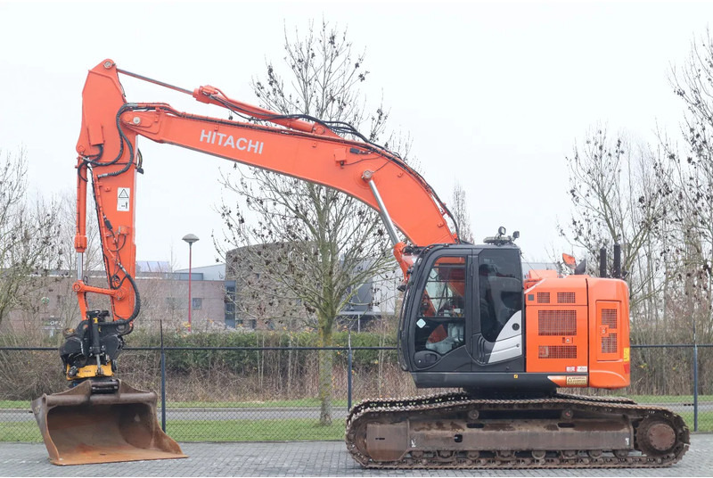 Hitachi ZX225 USRLC-6 | ROTOTILT | BUCKET | GOOD CONDITION - Crawler excavator: picture 1 Hitachi ZX225 USRLC-6 | ROTOTILT | BUCKET | GOOD CONDITION - Crawler excavator: picture 1