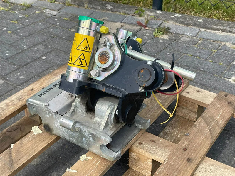 STEELWRIST TMX S30 -180HA | TILT QUICKCOUPLER | TILTING COUPLER | NEW - Tiltrotator for Construction machinery: picture 1 STEELWRIST TMX S30 -180HA | TILT QUICKCOUPLER | TILTING COUPLER | NEW - Tiltrotator for Construction machinery: picture 1