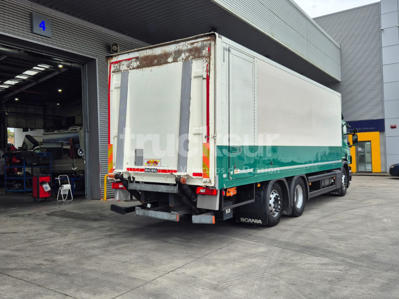 SCANIA P320.26 ejes 6x2*4 - Curtainsider truck: picture 4 SCANIA P320.26 ejes 6x2*4 - Curtainsider truck: picture 4