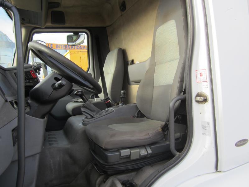 Interior photo 1: Curtainsider truck Renault Midlum 180 DCI