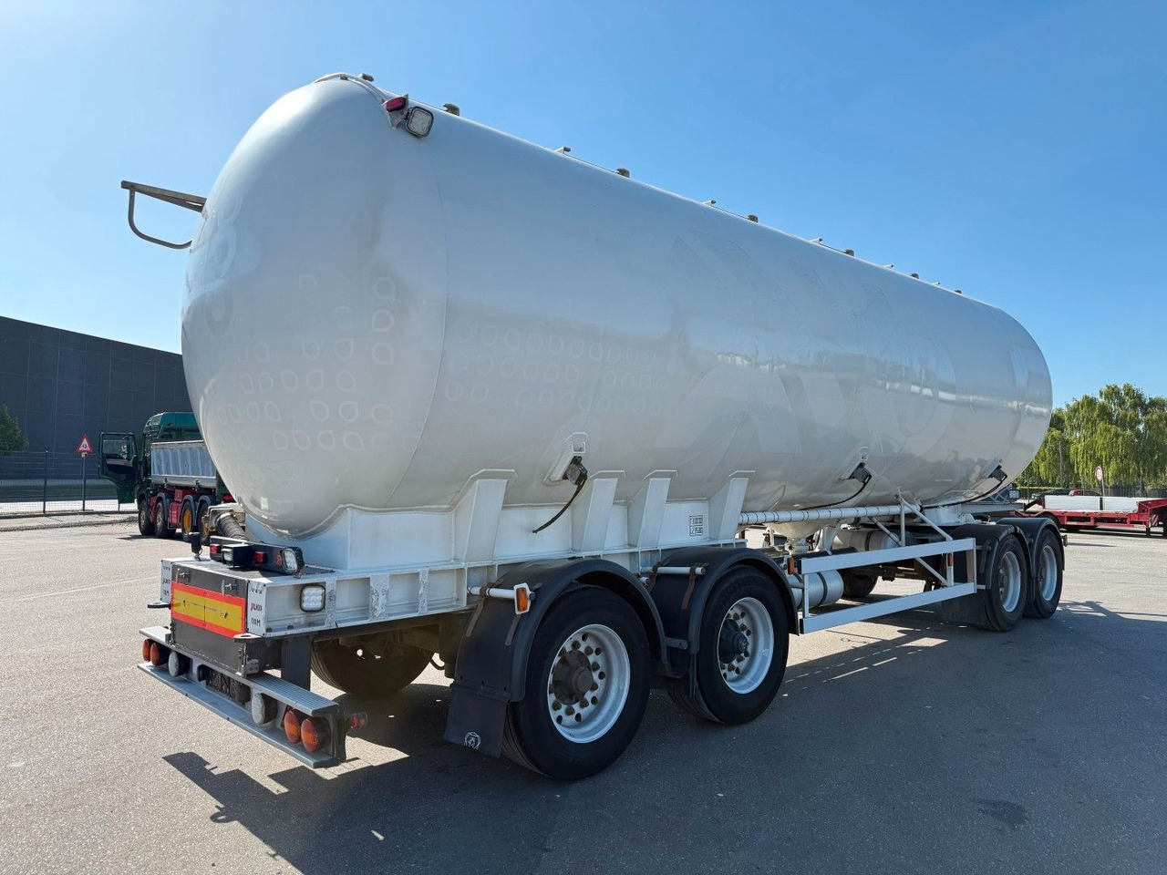 P4T30 4 axle 42 m3 Alu Silo tank - Tank trailer: picture 3 P4T30 4 axle 42 m3 Alu Silo tank - Tank trailer: picture 3