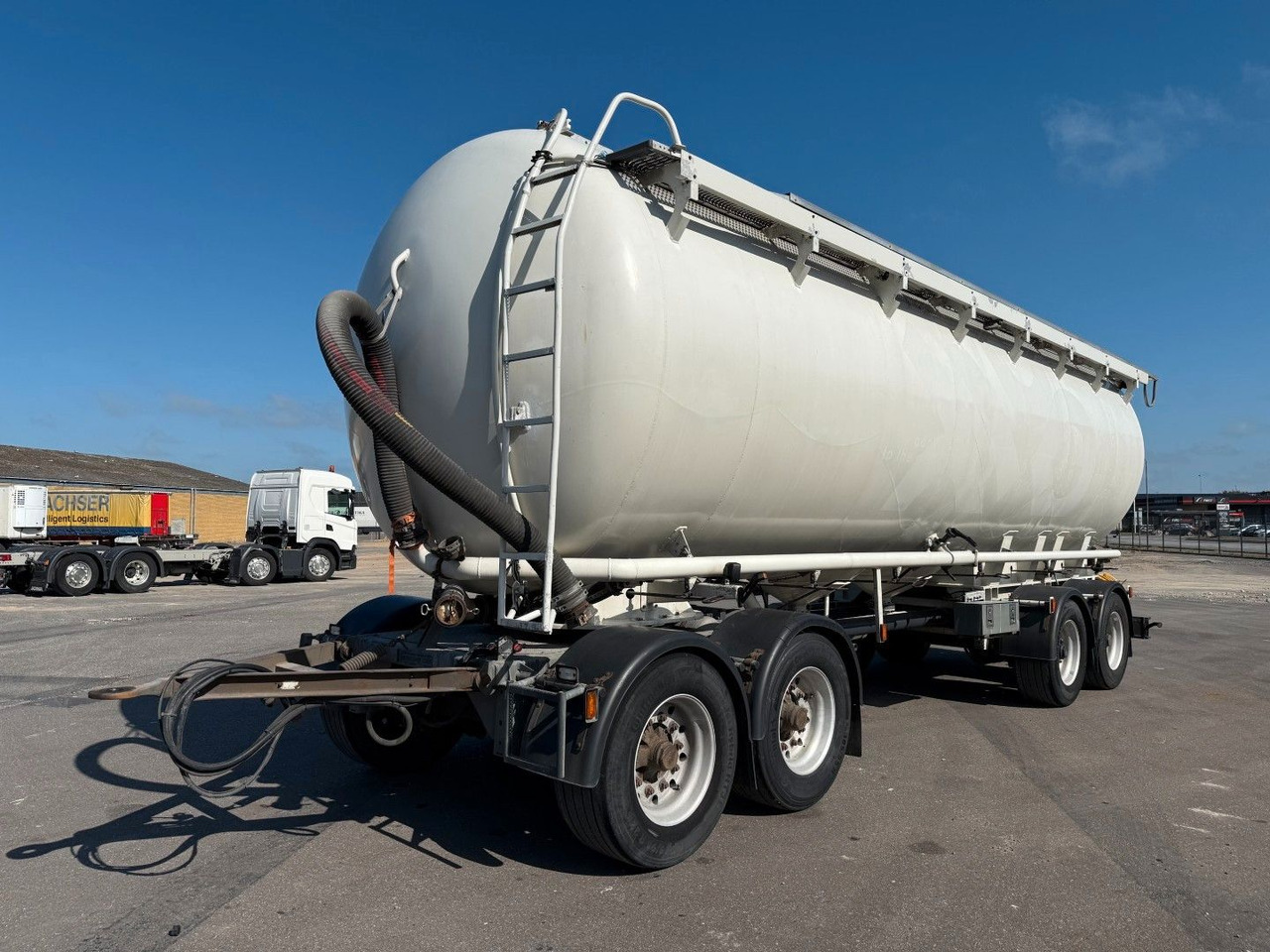 P4T30 4 axle 42 m3 Alu Silo tank - Tank trailer: picture 1 P4T30 4 axle 42 m3 Alu Silo tank - Tank trailer: picture 1