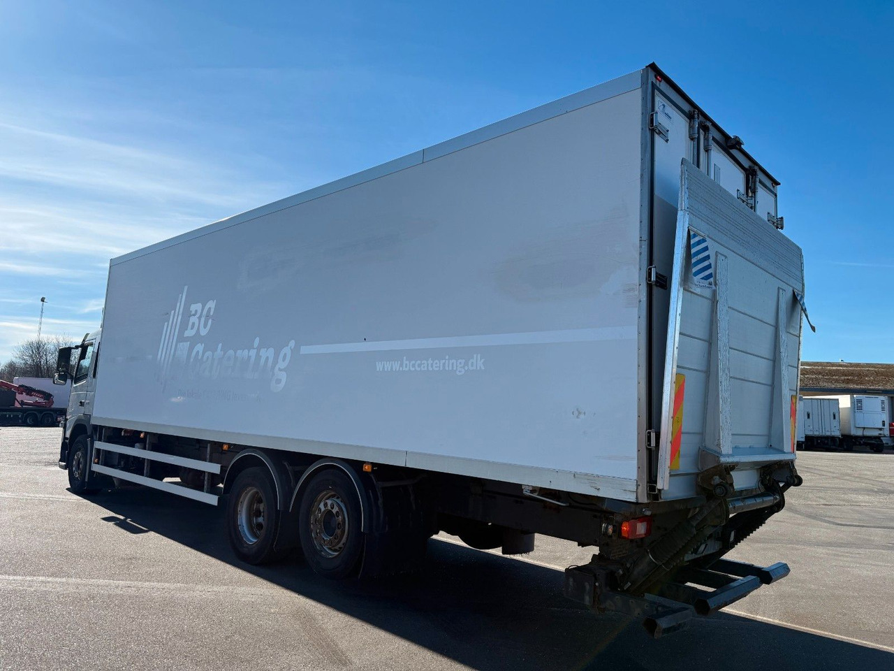 Volvo FM330 6x2*4 Carrier Supra 1250 Mt / 9.3 m Koffer - Refrigerator truck: picture 4 Volvo FM330 6x2*4 Carrier Supra 1250 Mt / 9.3 m Koffer - Refrigerator truck: picture 4