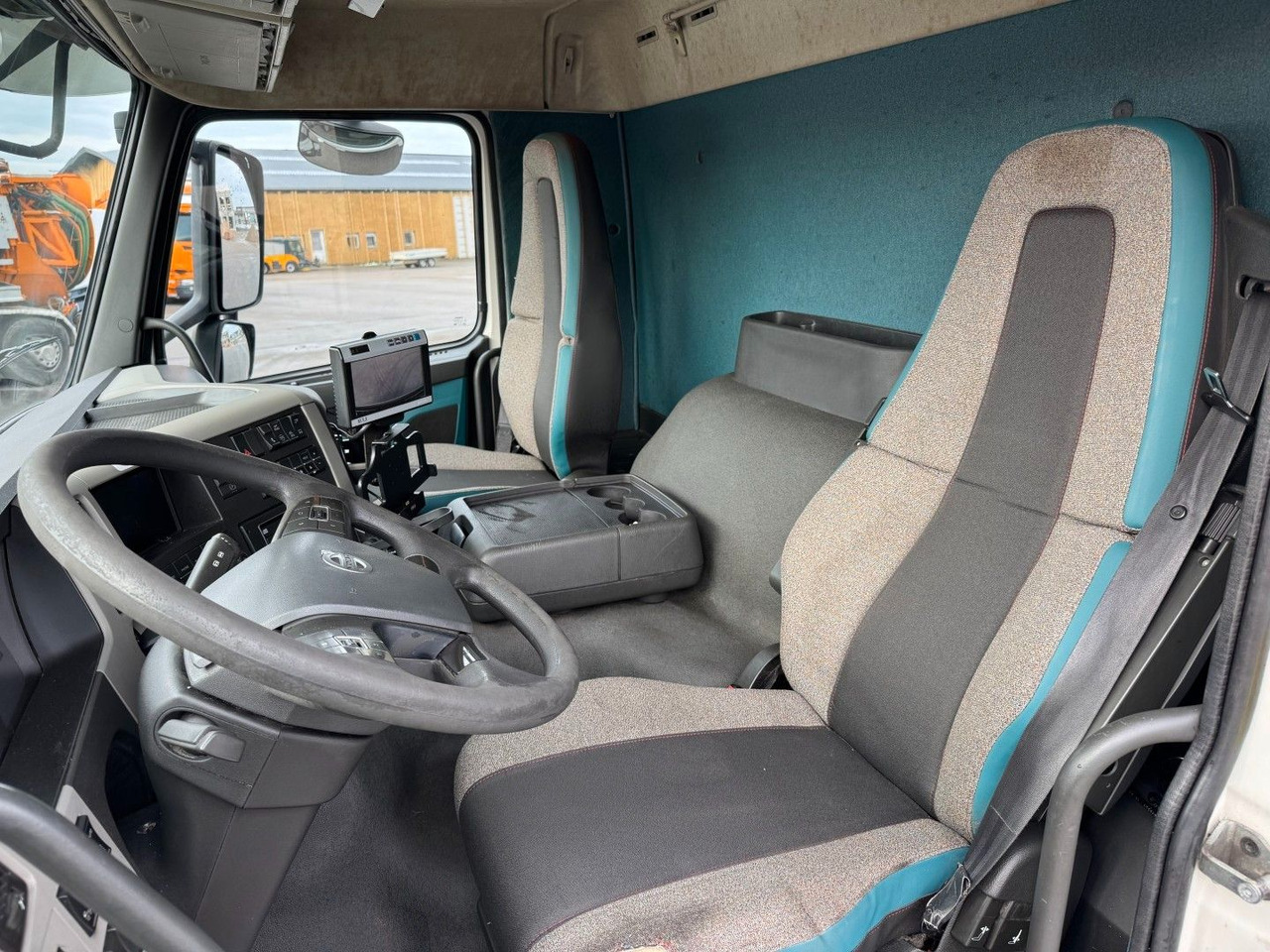 Volvo FM330 6x2*4 Carrier Supra 1250 Mt 9,9m (defekt f - Refrigerator truck: picture 5 Volvo FM330 6x2*4 Carrier Supra 1250 Mt 9,9m (defekt f - Refrigerator truck: picture 5