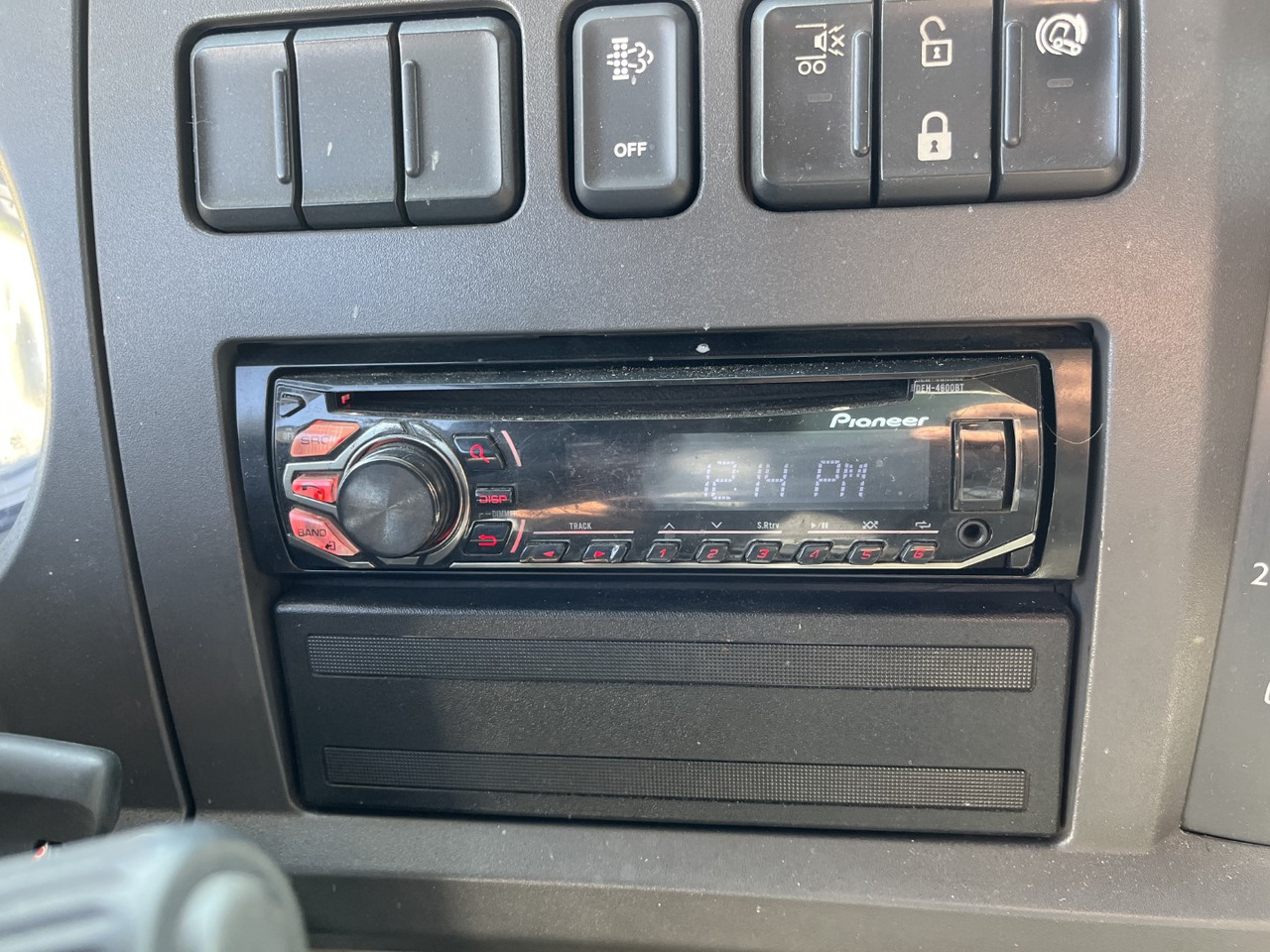 Curtainsider truck DAF LF 220: picture 15