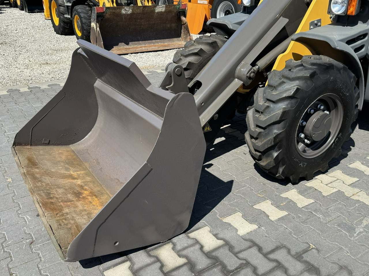 Mecalac AX 700 Szybko-Złącze Łyżka Super Stan - Wheel loader: picture 5 Mecalac AX 700 Szybko-Złącze Łyżka Super Stan - Wheel loader: picture 5