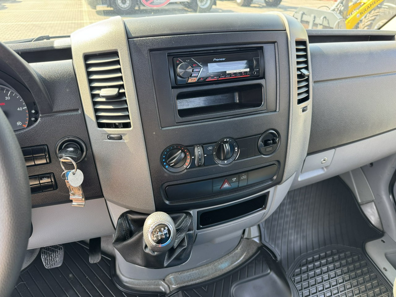 Truck mounted aerial platform Mercedes Sprinter: picture 30