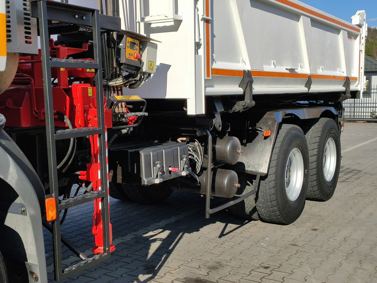 Tipper, Crane truck Renault Kerax 26.370 6x4 Mocny HDS FASSI F110: picture 10