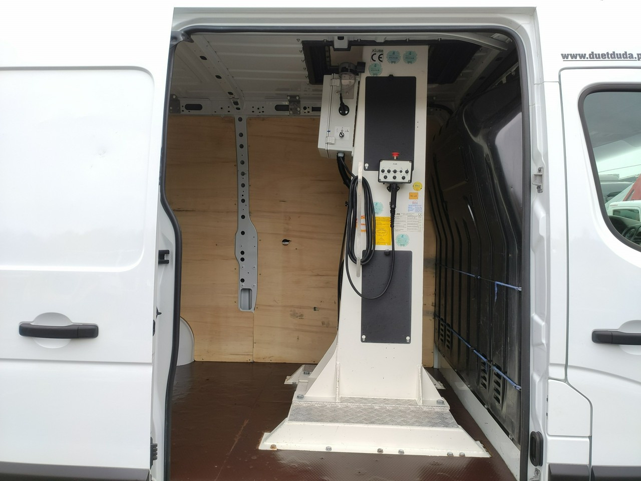 Truck mounted aerial platform Renault Master: picture 14