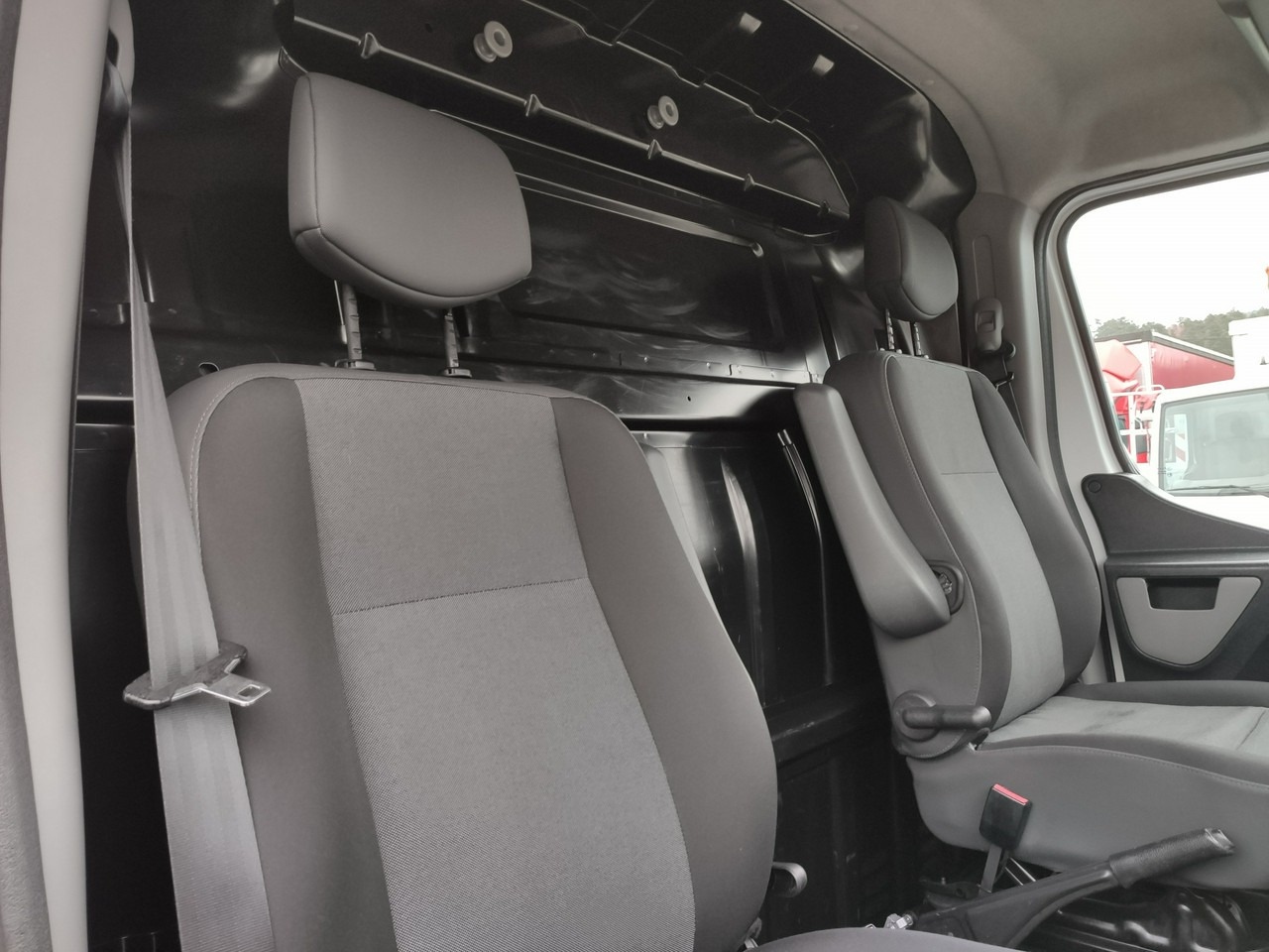 Truck mounted aerial platform Renault Master: picture 38