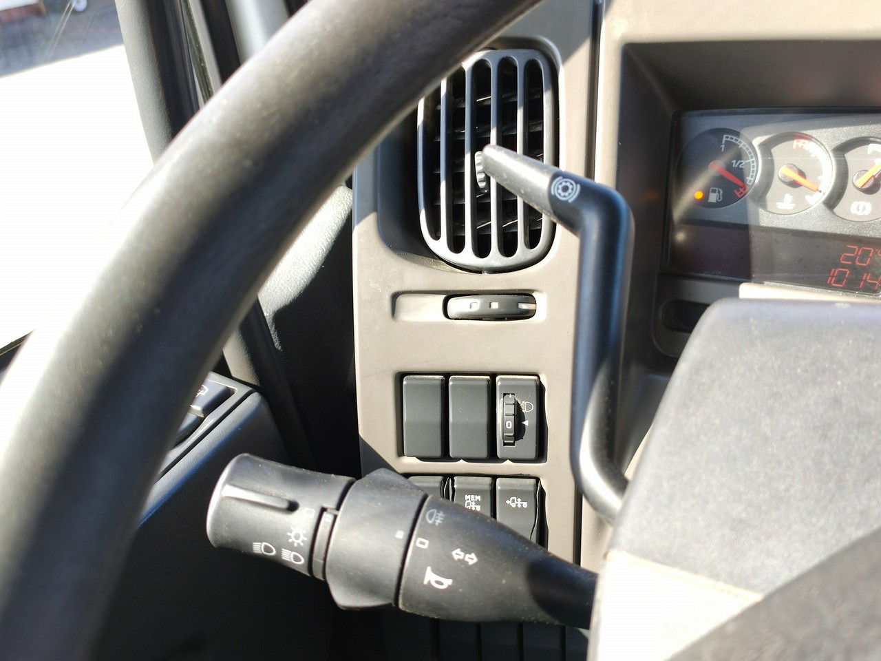 Dropside/ Flatbed truck, Crane truck Renault Midlum 180.240DXI + HDS HYVA HB170E2 Udzwig 3.6Tony: picture 23 Dropside/ Flatbed truck, Crane truck Renault Midlum 180.240DXI + HDS HYVA HB170E2 Udzwig 3.6Tony: picture 23