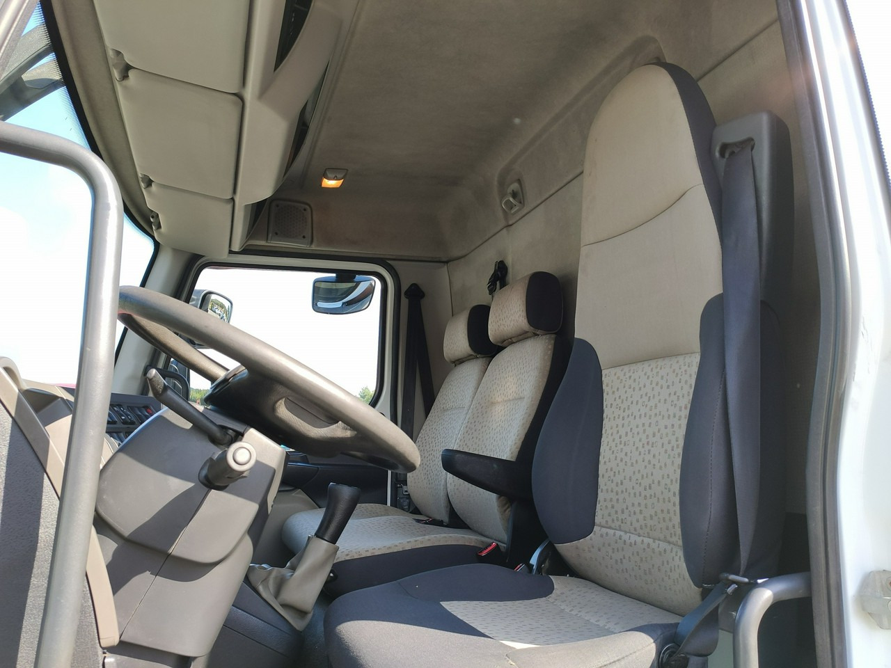 Dropside/ Flatbed truck, Crane truck Renault Midlum 180.240DXI + HDS HYVA HB170E2 Udzwig 3.6Tony: picture 16 Dropside/ Flatbed truck, Crane truck Renault Midlum 180.240DXI + HDS HYVA HB170E2 Udzwig 3.6Tony: picture 16