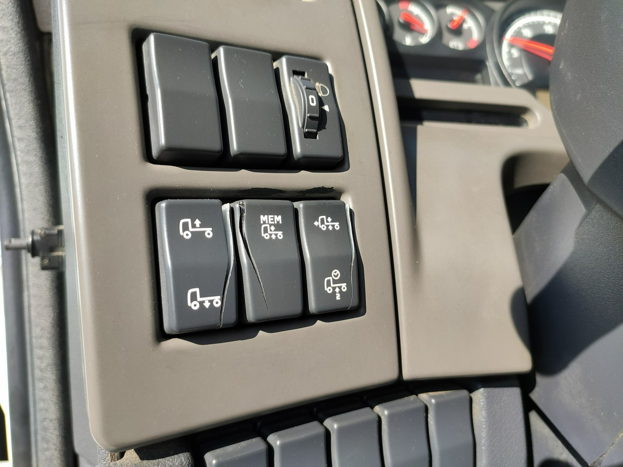 Dropside/ Flatbed truck, Crane truck Renault Midlum 180.240DXI + HDS HYVA HB170E2 Udzwig 3.6Tony: picture 24 Dropside/ Flatbed truck, Crane truck Renault Midlum 180.240DXI + HDS HYVA HB170E2 Udzwig 3.6Tony: picture 24