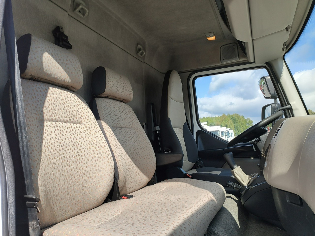 Dropside/ Flatbed truck, Crane truck Renault Midlum 180.240DXI + HDS HYVA HB170E2 Udzwig 3.6Tony: picture 19 Dropside/ Flatbed truck, Crane truck Renault Midlum 180.240DXI + HDS HYVA HB170E2 Udzwig 3.6Tony: picture 19