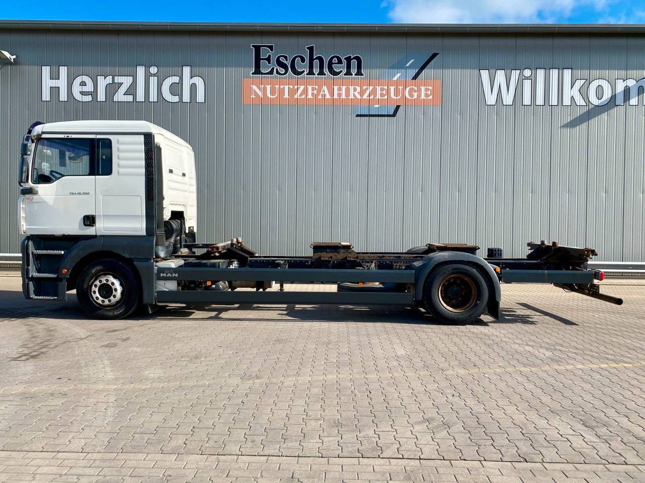 MAN TGA 18.350 LL Fahrschule*Driving school*5 Sitze MAN TGA 18.350 LL Fahrschule*Driving school*5 Sitze - Container transporter/ Swap body truck: picture 2 MAN TGA 18.350 LL Fahrschule*Driving school*5 Sitze MAN TGA 18.350 LL Fahrschule*Driving school*5 Sitze - Container transporter/ Swap body truck: picture 2