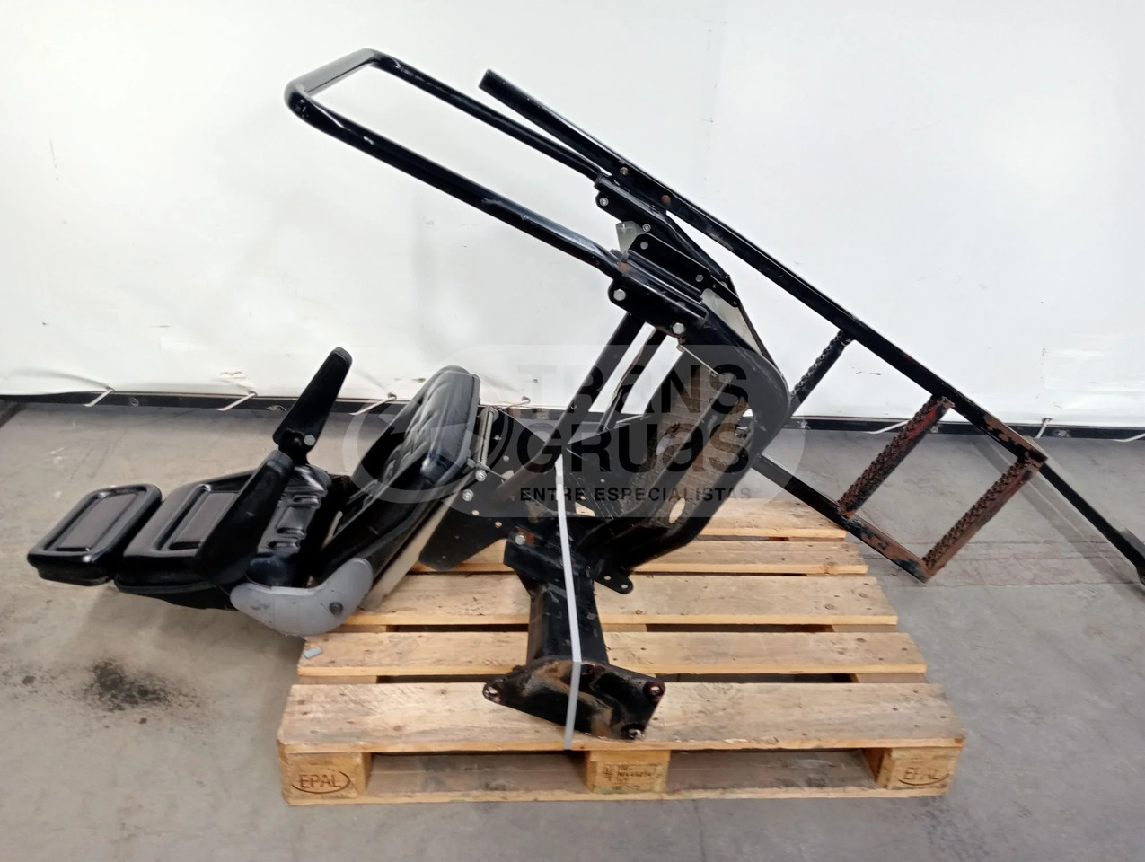 KIT ASIENTO EN COLUMNA FASSI - Seat for Construction machinery: picture 1 KIT ASIENTO EN COLUMNA FASSI - Seat for Construction machinery: picture 1