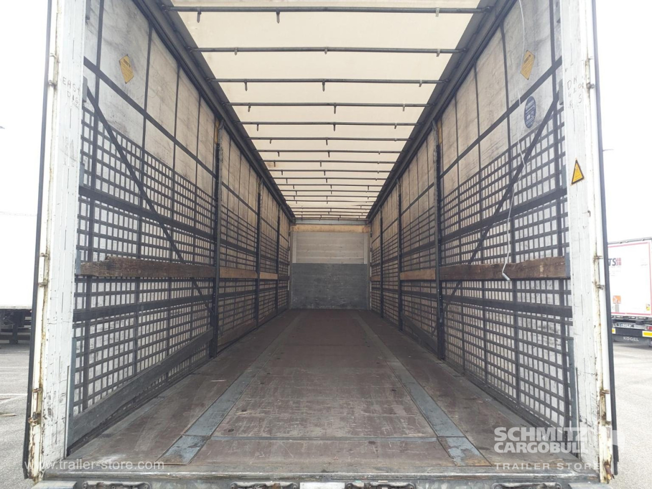 SCHMITZ Curtainsider Standard - Curtainsider semi-trailer: picture 3 SCHMITZ Curtainsider Standard - Curtainsider semi-trailer: picture 3