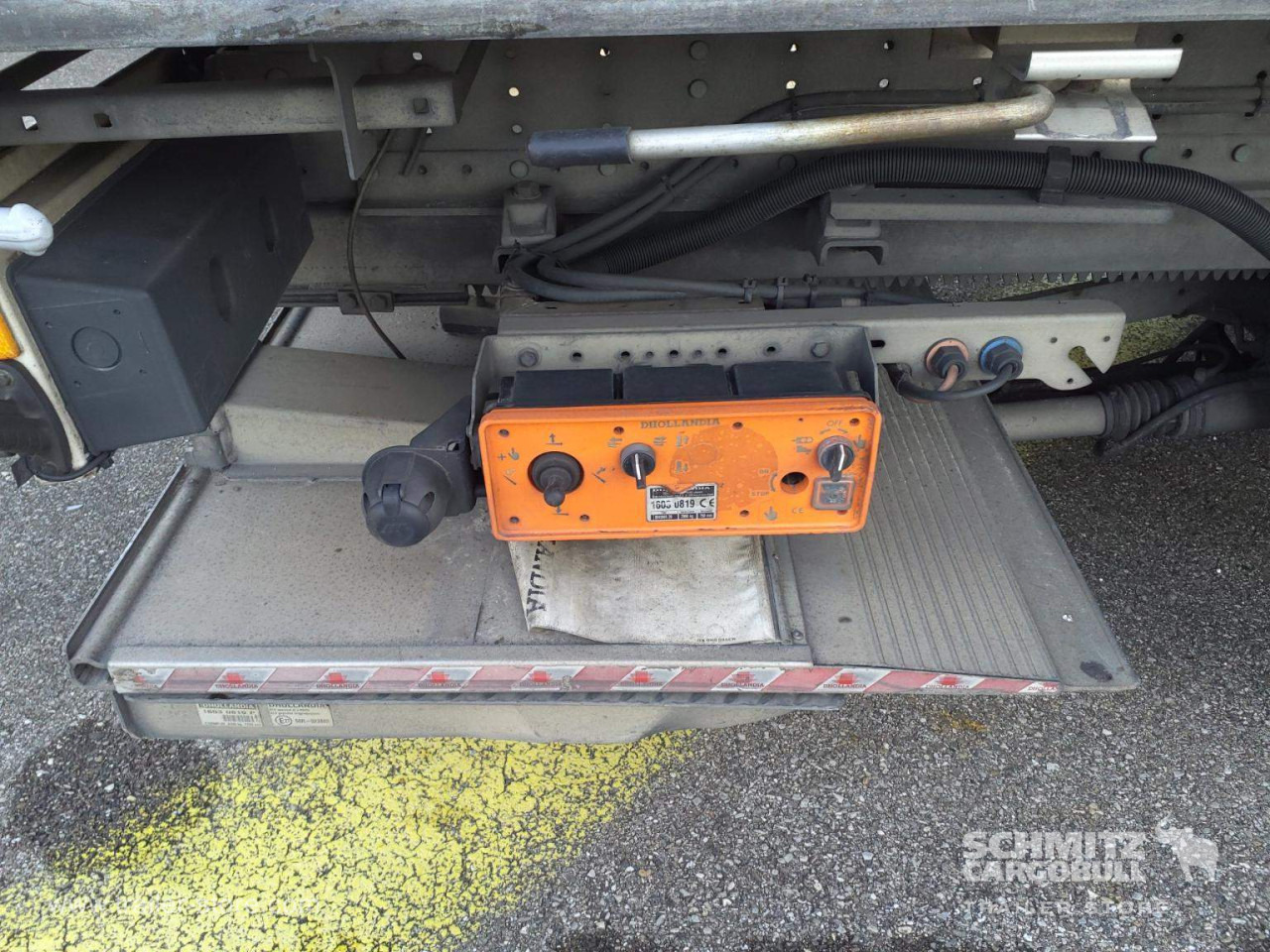 SCHMITZ Curtainsider Standard Taillift - Curtainsider semi-trailer: picture 2 SCHMITZ Curtainsider Standard Taillift - Curtainsider semi-trailer: picture 2