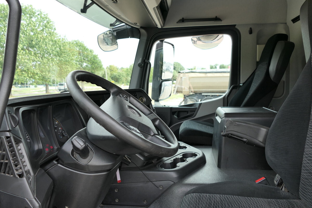 Interior photo 1: MERCEDES-BENZ Antos 2540 L KLIMA Palfinger-Kran PK15001L Lenka leasing MERCEDES-BENZ Antos 2540 L KLIMA Palfinger-Kran PK15001L Lenka