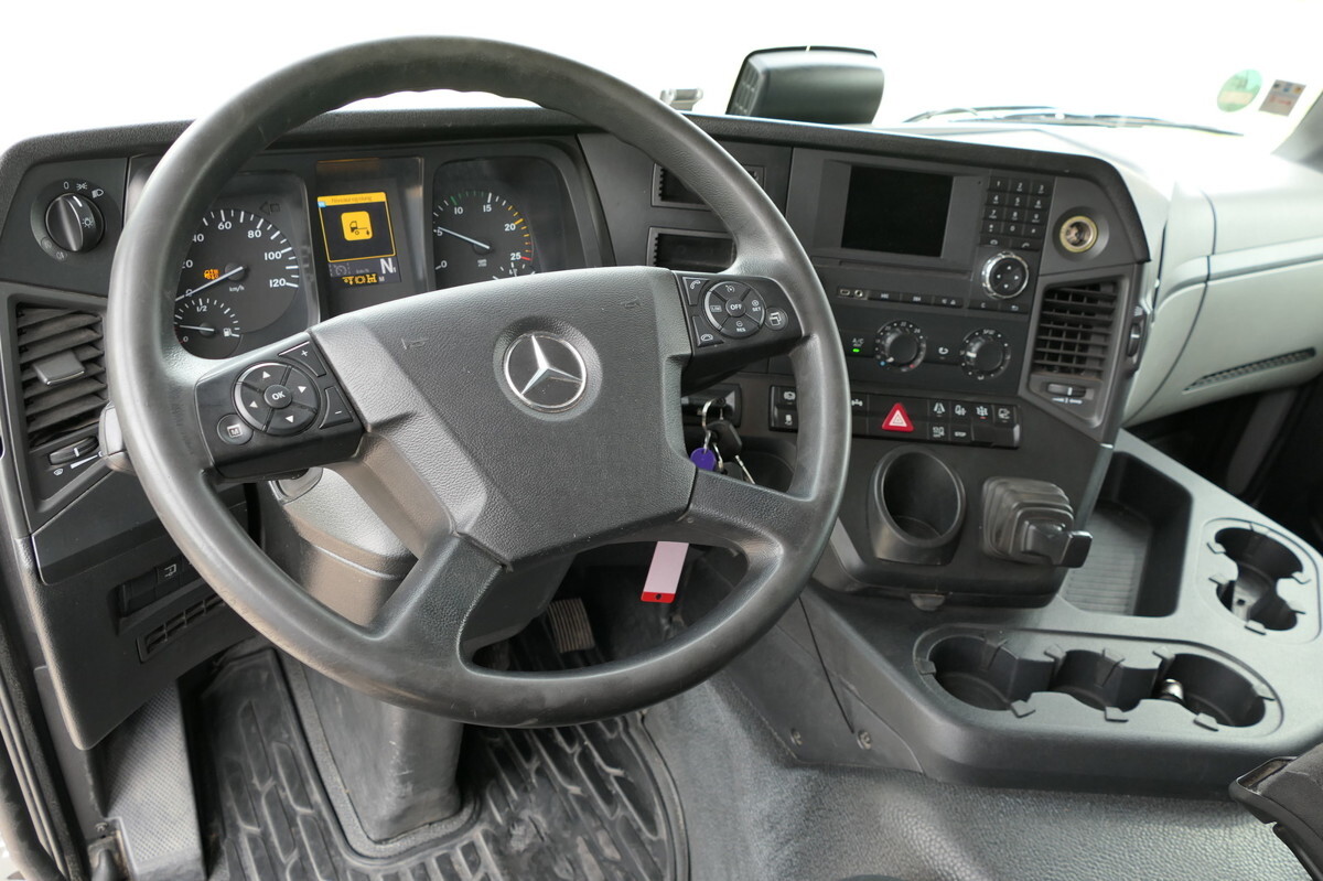Interior photo 3: MERCEDES-BENZ Antos 2540 L KLIMA Palfinger-Kran PK15001L Lenka leasing MERCEDES-BENZ Antos 2540 L KLIMA Palfinger-Kran PK15001L Lenka