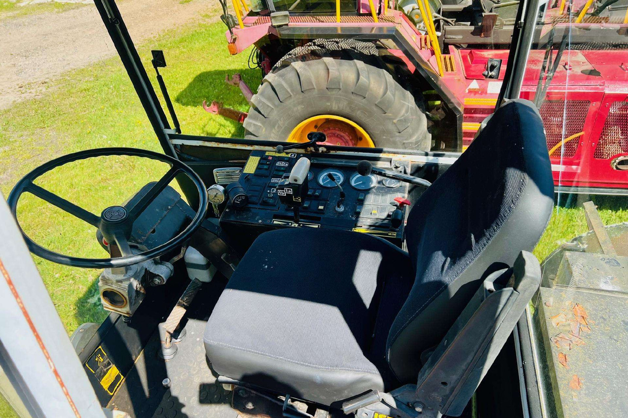 Steyr 8320 - Farm tractor: picture 2 Steyr 8320 - Farm tractor: picture 2