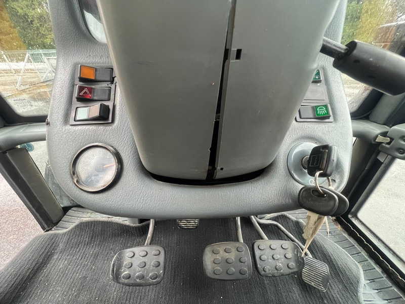 Farm tractor Valtra M150-4: picture 12