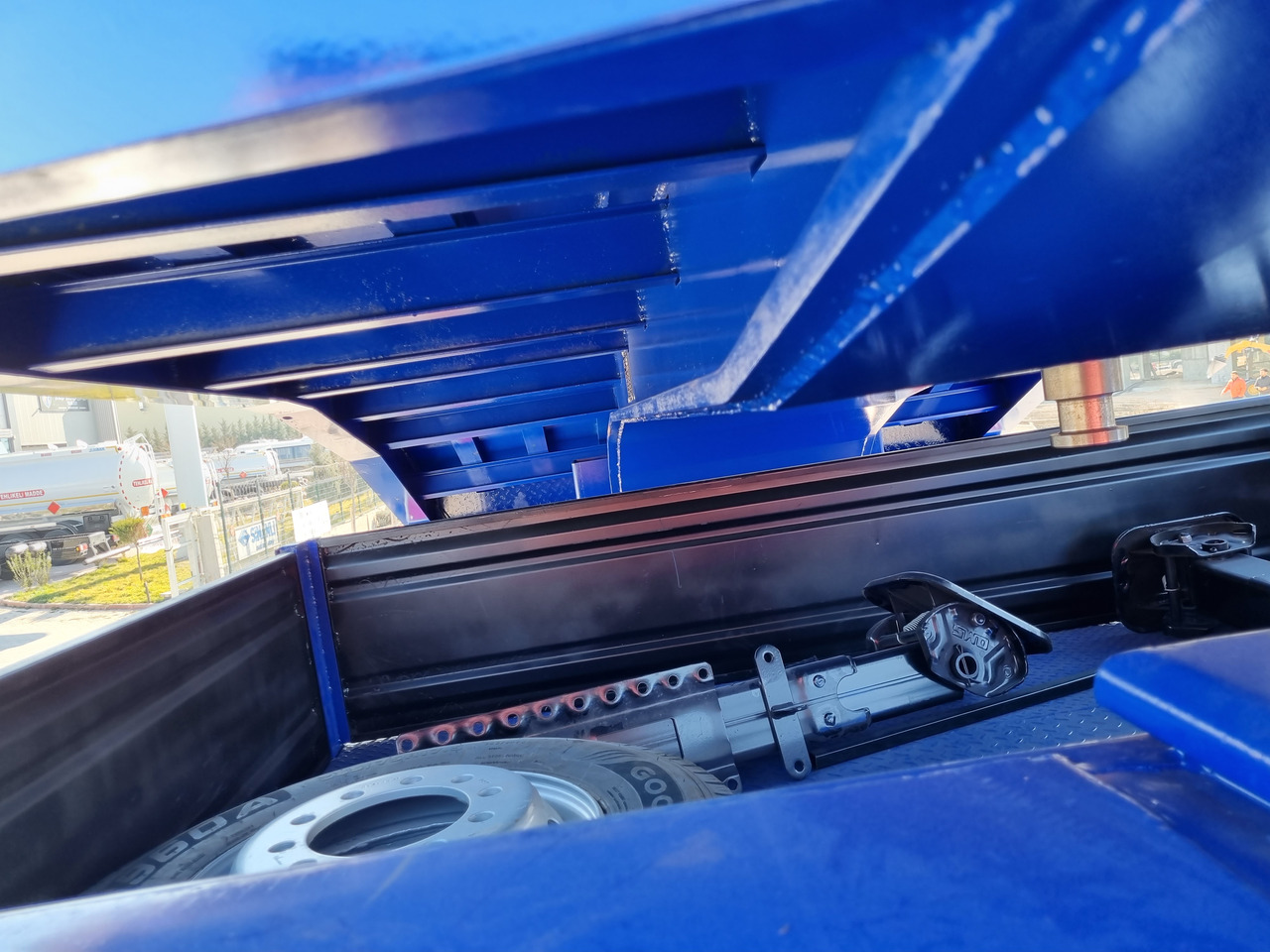 Low loader semi-trailer Sinan Tanker Lowbed: picture 8