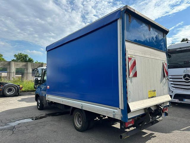 Iveco 35C16 - Curtain side van: picture 3 Iveco 35C16 - Curtain side van: picture 3