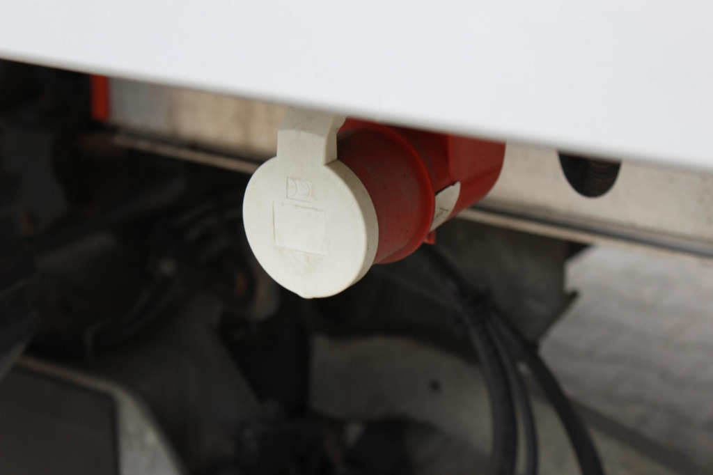 Renault D 12  Carrier Supra 550 Strom Tür LBW FRC 2027 - Refrigerator truck: picture 4 Renault D 12  Carrier Supra 550 Strom Tür LBW FRC 2027 - Refrigerator truck: picture 4