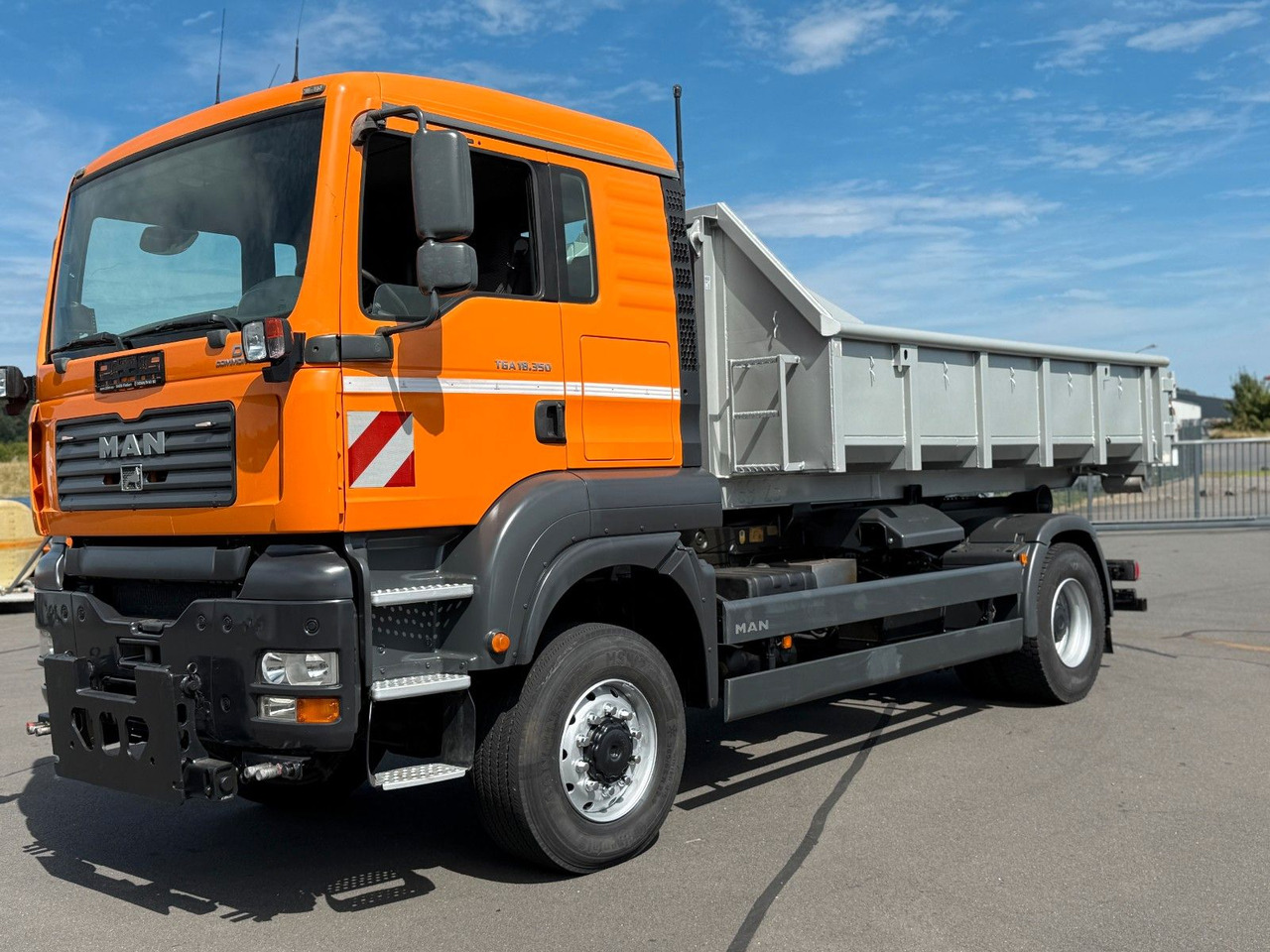 MAN TGA 18.350 4x4 Meiler Abroller RK 14.45 Winterd. - Hook lift truck: picture 1 MAN TGA 18.350 4x4 Meiler Abroller RK 14.45 Winterd. - Hook lift truck: picture 1