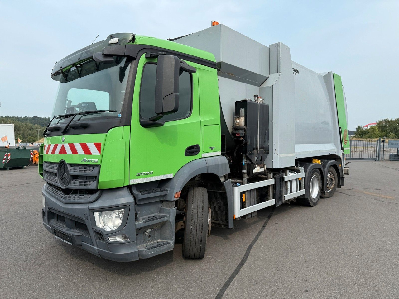 Mercedes-Benz Antos 2533 Seitenlader Zoeller SLF XL - Garbage truck: picture 1 Mercedes-Benz Antos 2533 Seitenlader Zoeller SLF XL - Garbage truck: picture 1