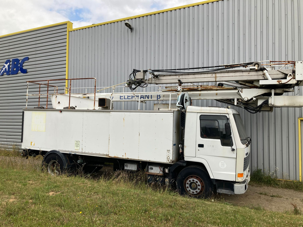 Vestergaard Deicer Elephant Beta on Volvo Chassis - Aircraft deicer: picture 1 Vestergaard Deicer Elephant Beta on Volvo Chassis - Aircraft deicer: picture 1