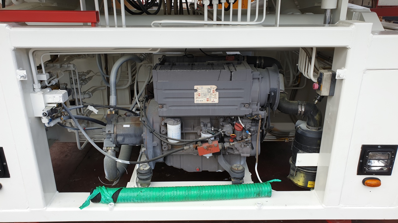 Loader Universal Trepel 70U - Aircraft cargo loader: picture 3 Loader Universal Trepel 70U - Aircraft cargo loader: picture 3