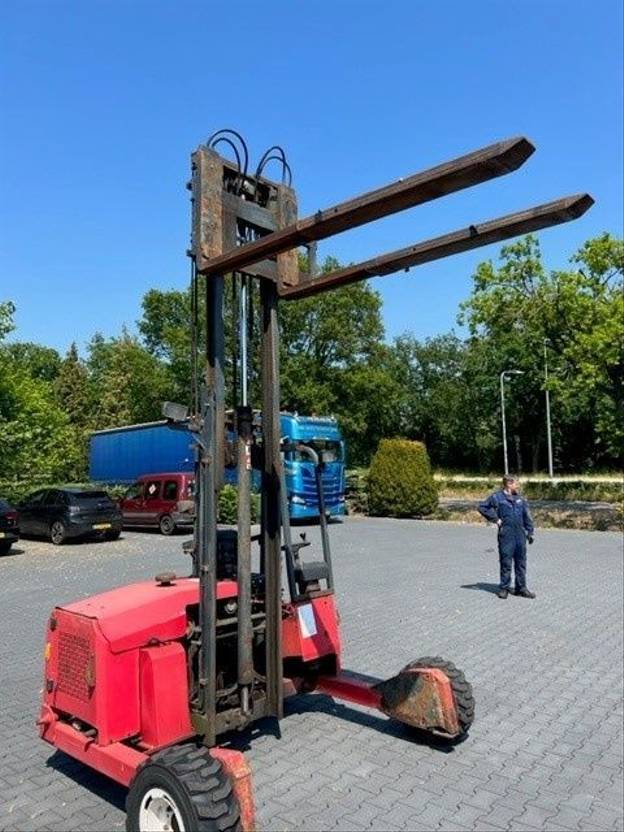 Moffett M2003 - Truck mounted forklift: picture 2 Moffett M2003 - Truck mounted forklift: picture 2