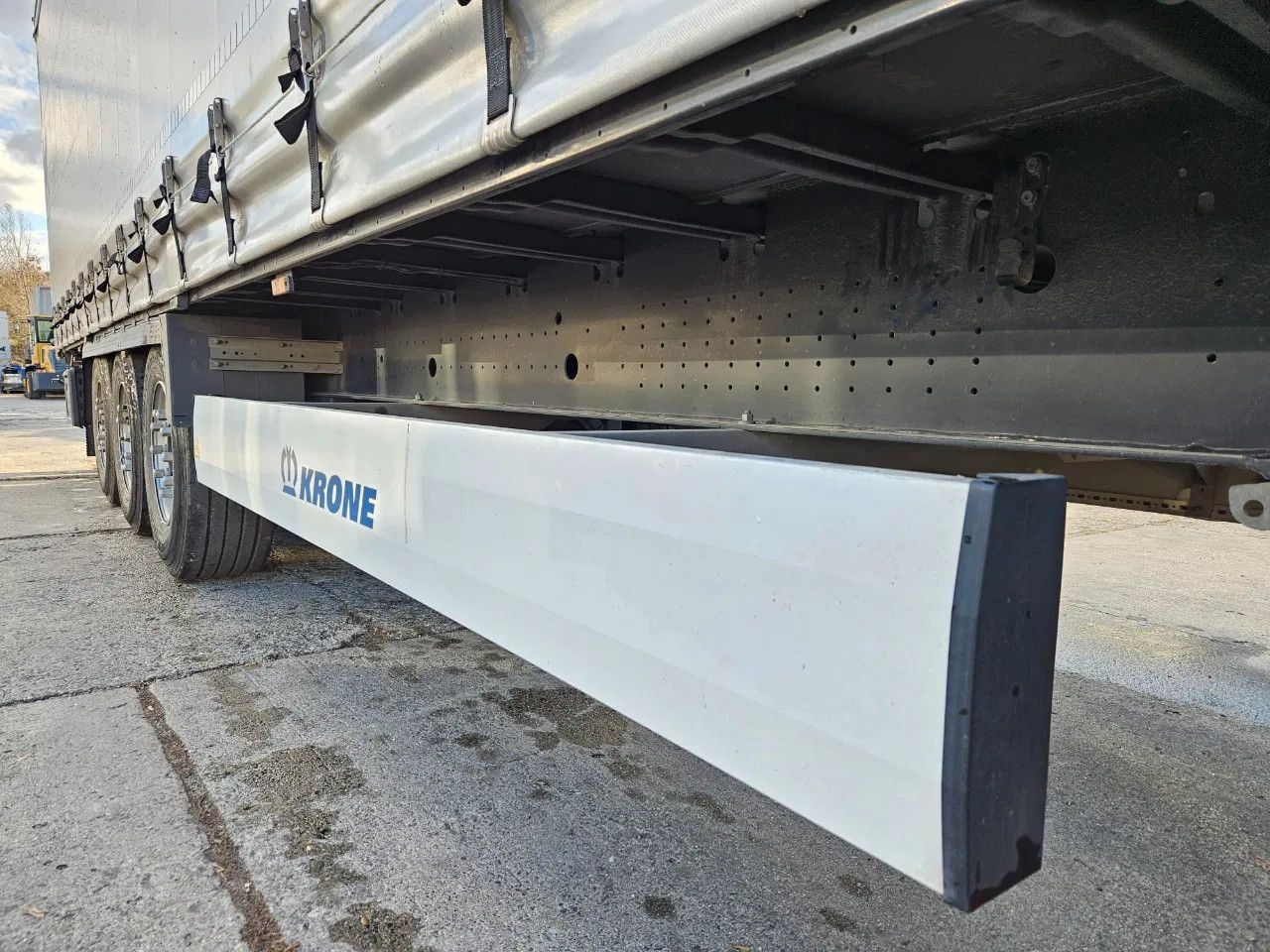 Curtainsider semi-trailer Krone SD XL Code, Lifting Axle A: picture 9