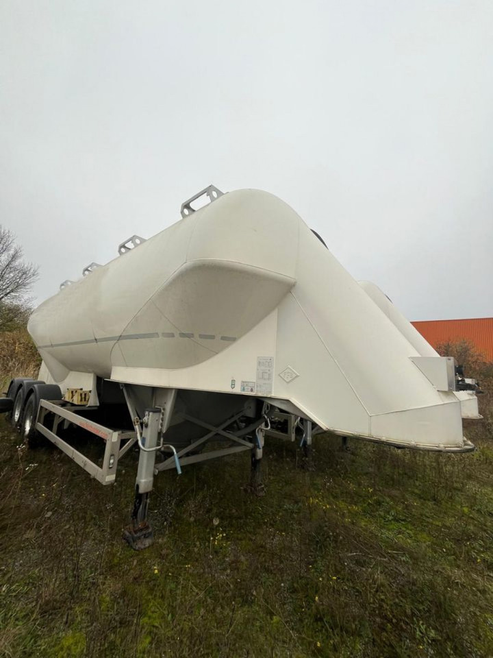 FELDBINDER FELDBINDER Silo für Staub und Rieselgüter Auflieger EUT 40.3 Zement 40m³, Lenkachse - Silo semi-trailer: picture 2 FELDBINDER FELDBINDER Silo für Staub und Rieselgüter Auflieger EUT 40.3 Zement 40m³, Lenkachse - Silo semi-trailer: picture 2