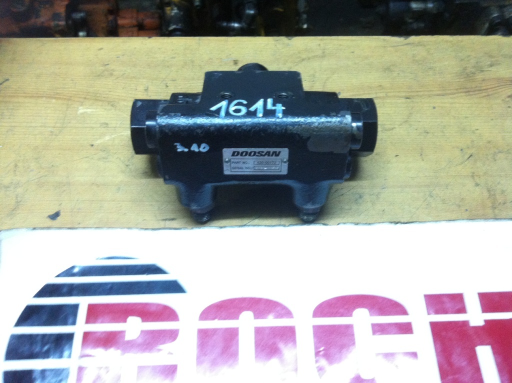 DOOSAN 420-00172 6G-055 - Hydraulic valve for Wheel loader: picture 1 DOOSAN 420-00172 6G-055 - Hydraulic valve for Wheel loader: picture 1