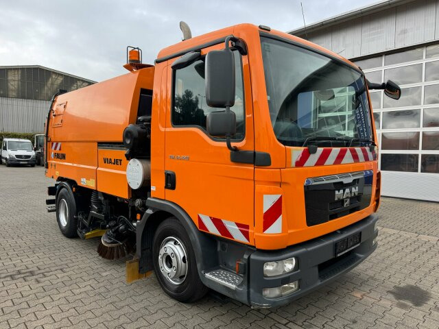 MAN 12.220 4x2 BL Kehrmaschine Viajet 5RHS - Road sweeper: picture 1 MAN 12.220 4x2 BL Kehrmaschine Viajet 5RHS - Road sweeper: picture 1