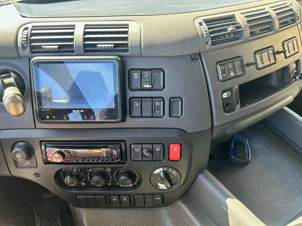 Refrigerator truck DAF CF330: picture 23