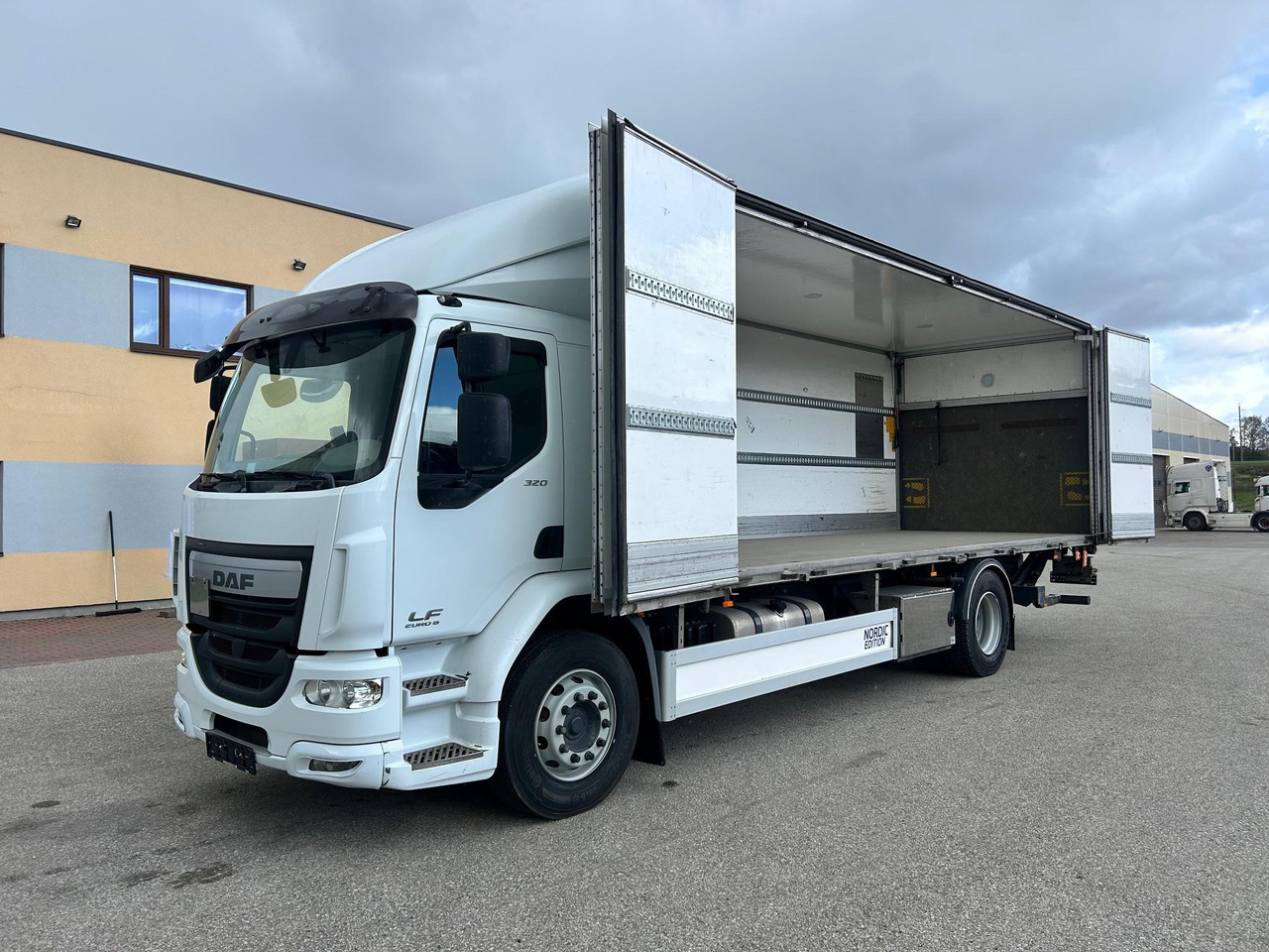 DAF LF320 - Box truck: picture 2 DAF LF320 - Box truck: picture 2