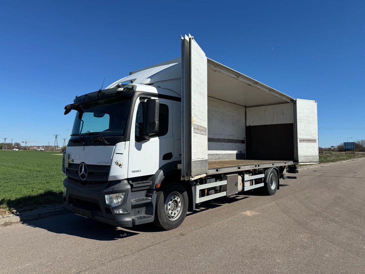 MERCEDES-BENZ ANTOS 1830 - Box truck: picture 2 MERCEDES-BENZ ANTOS 1830 - Box truck: picture 2