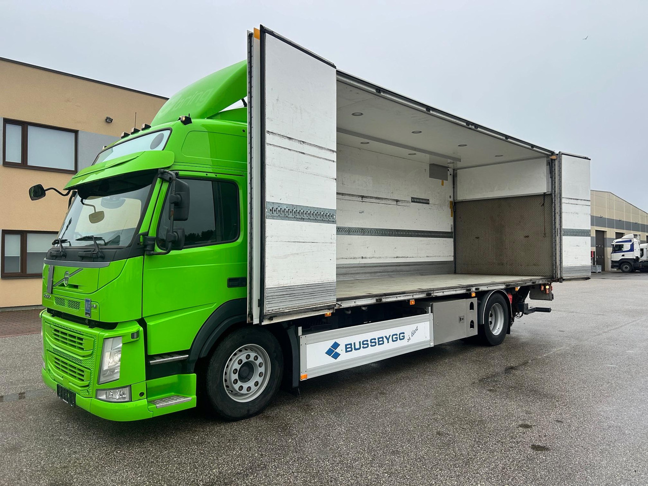 VOLVO FM330 - Box truck: picture 3 VOLVO FM330 - Box truck: picture 3