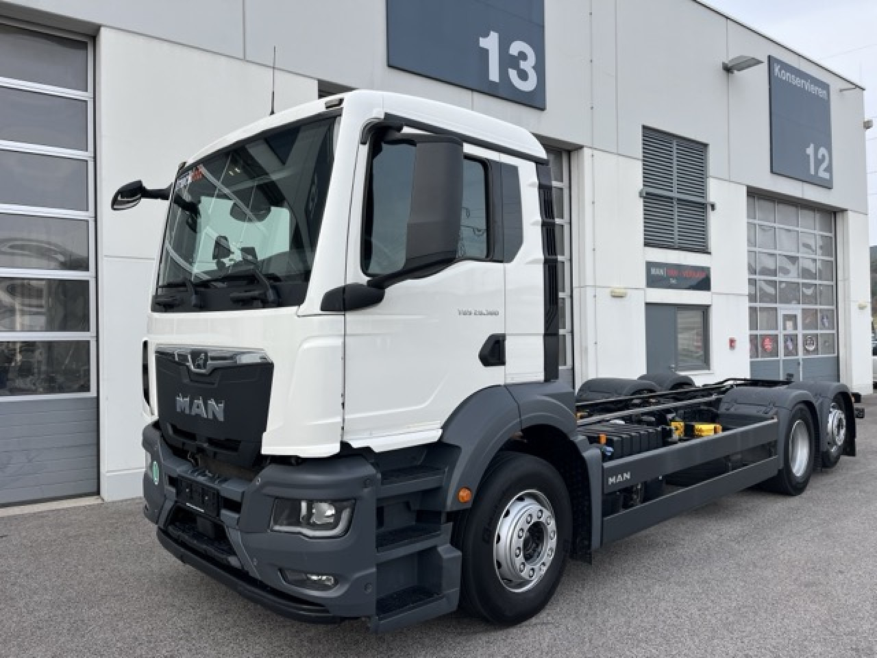 MAN TGS 26.360 6x2-4 LL Euro6 Klima AHK Luftfeder - Cab chassis truck: picture 1 MAN TGS 26.360 6x2-4 LL Euro6 Klima AHK Luftfeder - Cab chassis truck: picture 1