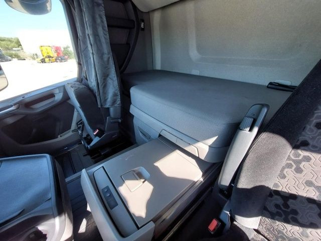 Tractor unit Scania R 450: picture 15