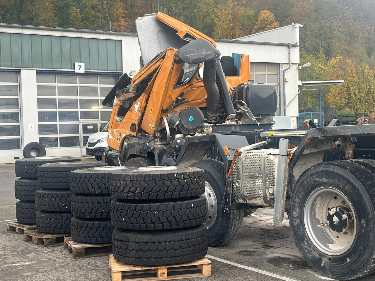ASTRA HD9 86.50-90 8x6 ASTRA HD9 86.50-90 8x6, Unfallschaden, Cursor 13 - Cab chassis truck: picture 1 ASTRA HD9 86.50-90 8x6 ASTRA HD9 86.50-90 8x6, Unfallschaden, Cursor 13 - Cab chassis truck: picture 1
